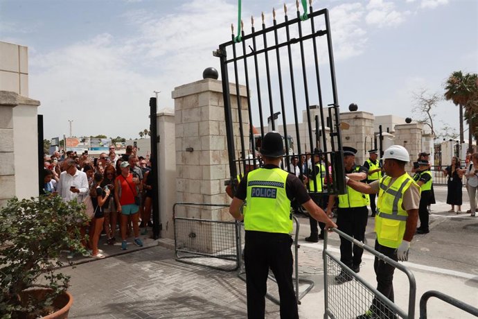 Archivo - Operarios trabajando en la retirada de la Verja de Gibraltar. A 15 de julio de 2026 en La Línea de la Concepción, Cádiz (Andalucía, España). ARCHIVO.