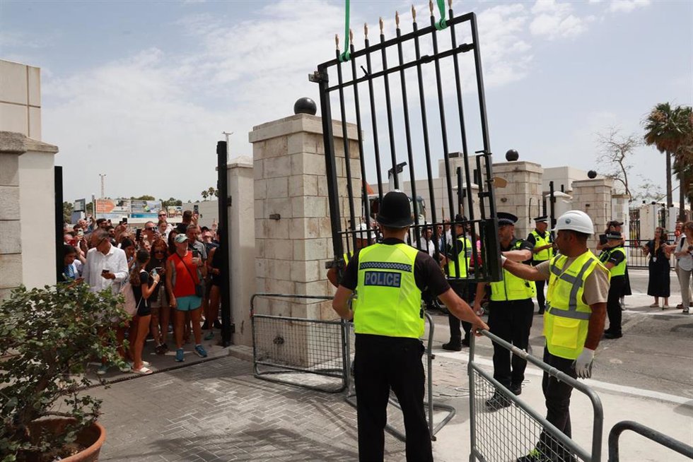 Archivo - Operarios trabajando en la retirada de la Verja de Gibraltar. A 15 de julio de 2026 en La Línea de la Concepción, Cádiz (Andalucía, España). ARCHIVO.