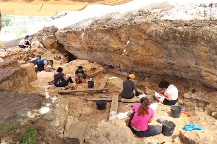 Archivo - La Comunidad de Madrid abrirá este domingo el plazo para solicitar visitas guiadas al Parque Arqueológico del Valle de los Neandertales. C