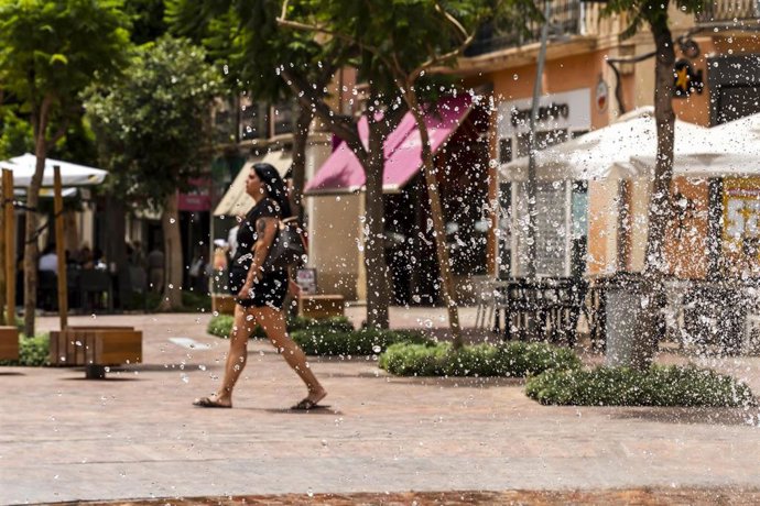 Una mujer pasea por Almería el pasado 24 de julio de 2026 en una imagen de archivo.