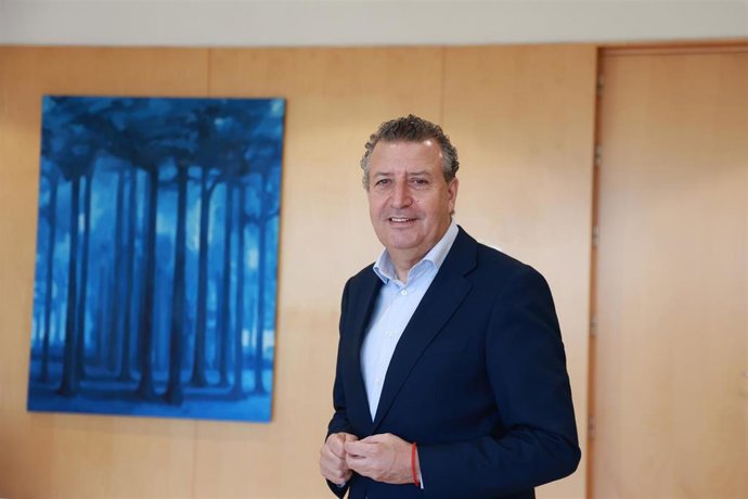 Archivo - El presidente de la Diputación de Sevilla, Javier Fernández, en la entrevista de Europa Press en la sede de la institución provincial