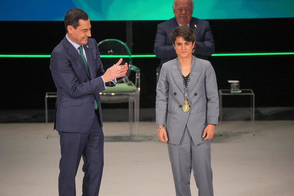Archivo - El presidente de la Junta, Juanma Moreno (i) impone la medalla de Andalucía al deporte, a María Pérez. A 28 de febrero de 2024, en Sevilla (Andalucía, España). 