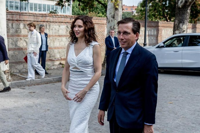 La presidenta de la Comunidad de Madrid, Isabel Díaz Ayuso y el alcalde de Madrid, José Luis Martínez-Almeida, a su llegada al acto de entrega de las ‘Palomas de Bronce de Bomberos de Madrid 2026’