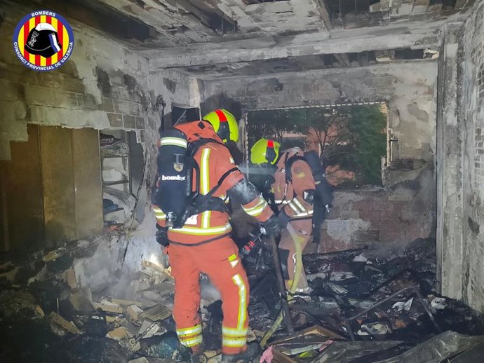 Bomberos en el incendio de una vivienda de Silla, con 16 personas asistidas