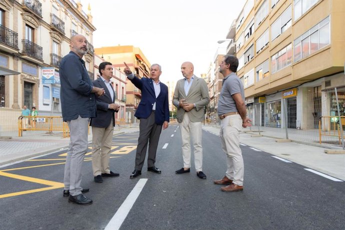 El alcalde de Sevilla, José Luis Sanz, con miembros de su equipo de gobierno en la calle Pagés del Corro.