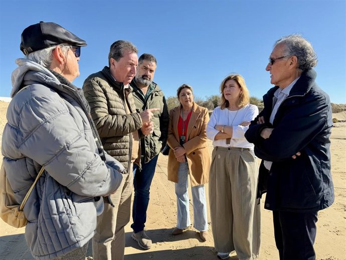 Archivo - Imagen de arzhico del presidente del PP de Huelva y parlamentario andaluz, Manuel Andrés González, junto a otros representantes populares y vecinos en la playa de El Portil.