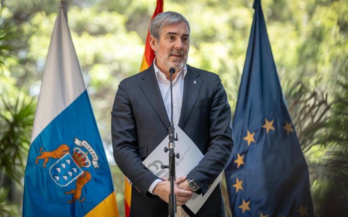 Archivo - El presidente de Canarias, Fernando Clavijo, en una rueda de prensa para analizar el acuerdo para la derivación de menores migrantes no acompañados