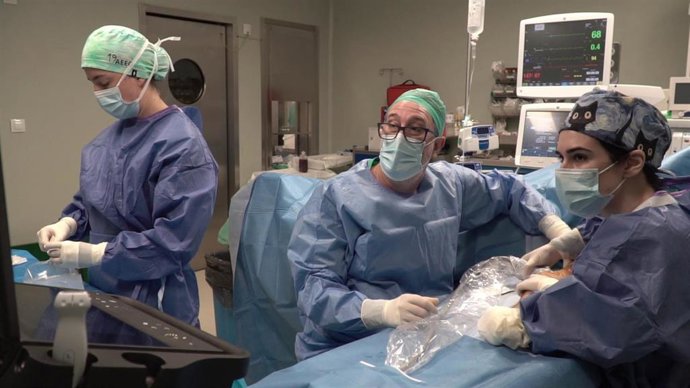 La nueva técnica de cirugía avanzada para intervenir hernias complejas ofrece mayor seguridad, recuperación acelerada y la restauración funcional de la musculatura abdominal.