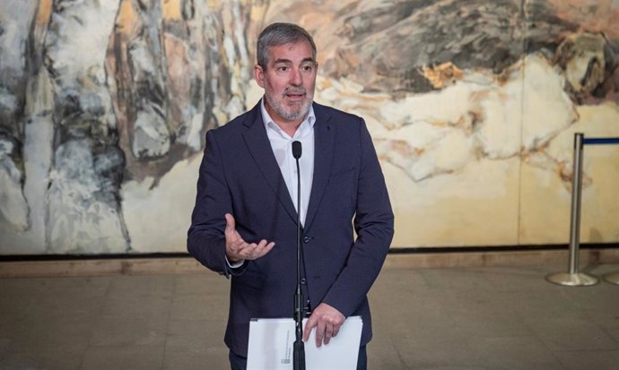Archivo - El presidente de Canarias, Fernando Clavijo, comparece ante los medios de comunicación
