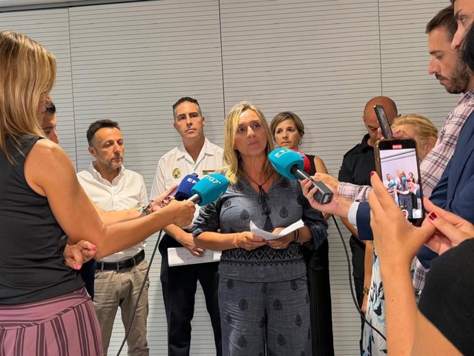 La alcaldesa de Granada, Marifrán Carazo, atiende a los medios de comunicación para informar de la repercusión del terremoto de magnitud 5 de este sábado que ha hecho temblar a la capital y su área metropolitana.