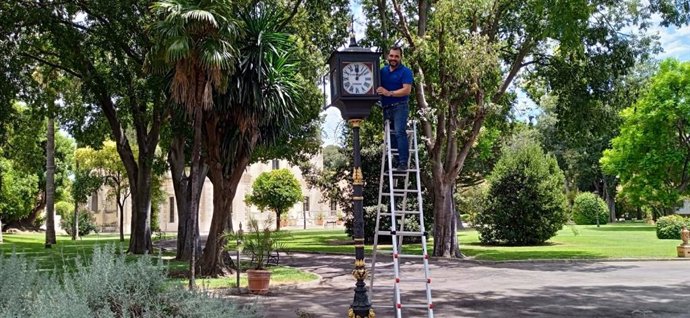 Reloj victoriano del siglo XIX, en los jardines de los Museos de la Atalaya de Jerez de la Frontera