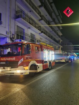 Extinción de un incendio en una vivienda en Alicante que ha dejado un hombre herido