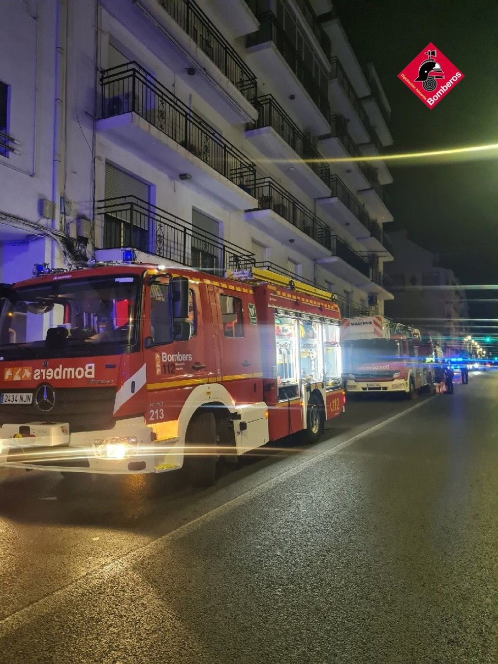 Extinción de un incendio en una vivienda en Alicante que ha dejado un hombre herido