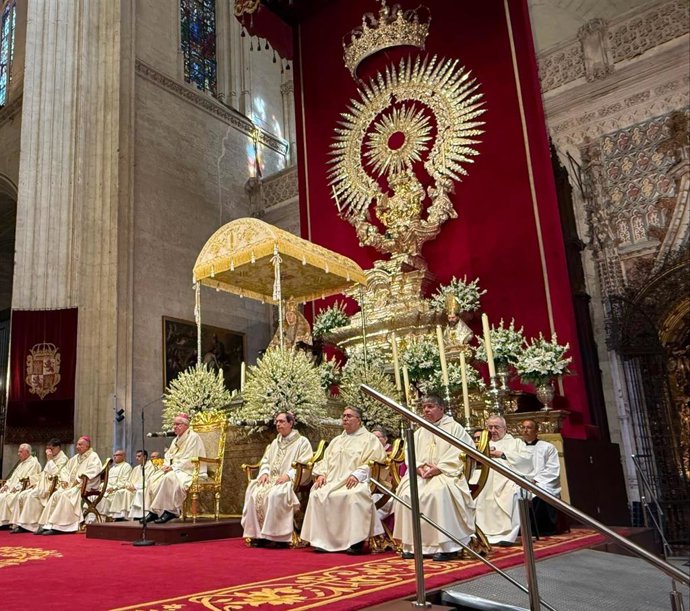 Misa en la Catedral de Sevilla tras la procesión de la Virgen de los Reyes.