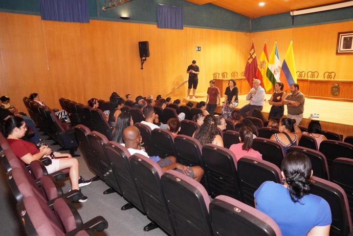 El alcalde de Santomera, Víctor Martínez, ha recibido esta semana en el Salón de Actos municipal a miembros de la comunidad colombiana residente en el municipio, tras el terremoto de magnitud 7,4 que sacudió Colombia el pasado lunes