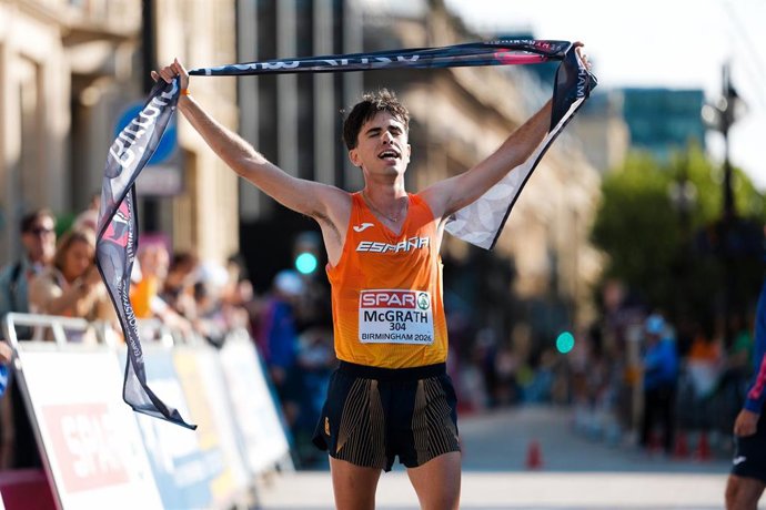 Paul McGrath celebra el oro conquistado en la prueba de medio maratón de marcha del Europeo de atletismo de Birmingham
