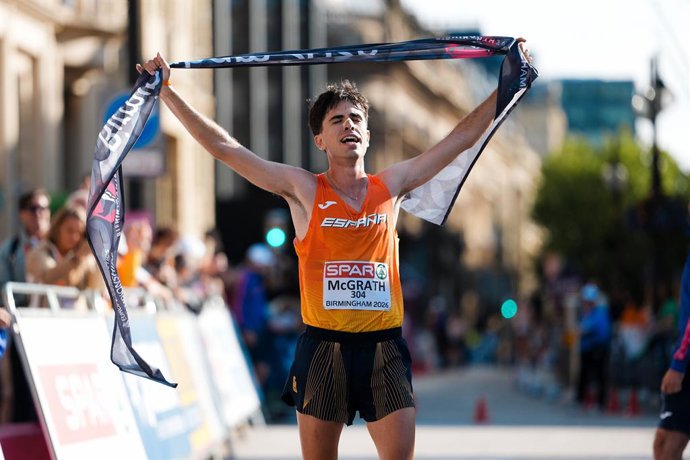 Paul McGrath comemora a medalha de ouro conquistada na prova de meia maratona de marcha do Campeonato Europeu de Atletismo de Birmingham