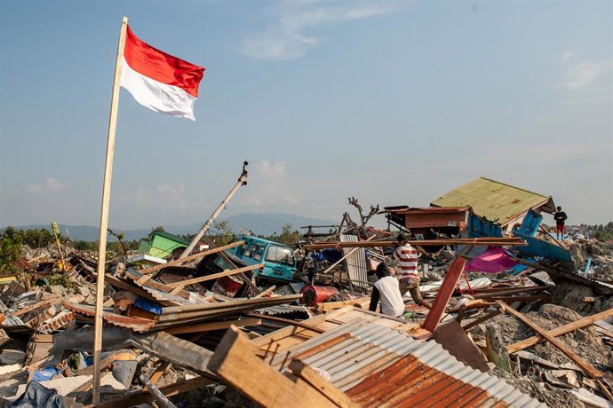 Archivo - Una bandera indonesia tras un terremoto registrado en 2018 (Archivo)