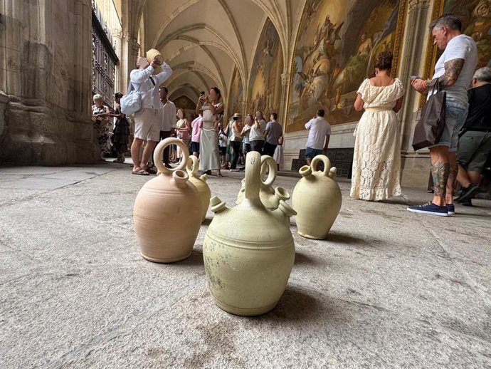 Los toledanos vuelven a cumplir la tradición y acuden a la Catedral en su 800 aniversario para beber agua de los botijos