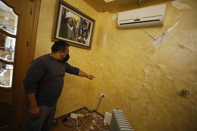 Archivo - Un vecino de la localidad muestra las grietas causadas en su vivienda tras el terremoto de 4.4 grados con epicentro en Santa Fe (Granada). En Granada (Andalucía, España), a 23 de enero de 2021.