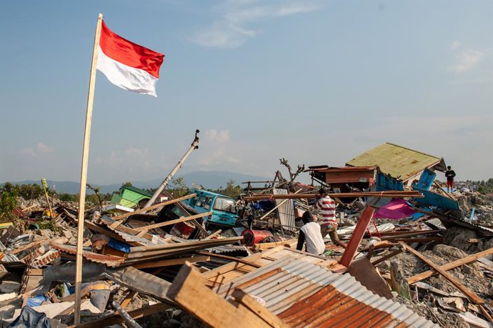 Archivo - Arquivo - 17 de outubro de 2018 - Sigi, Sulawesi Central, Indonésia - Moradores são vistos caminhando sobre as ruínas de um prédio que foi destruído pelo terremoto... Um terremoto mortal de magnitude 7,5 e o tsunami causado por ele destruíram a 