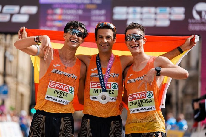 Miguel Ángel Pérez, en el centro, celebra su plata en maratón de marcha en el Europeo de Birmingham junto a José Manuel Pérez y Daniel Chamosa