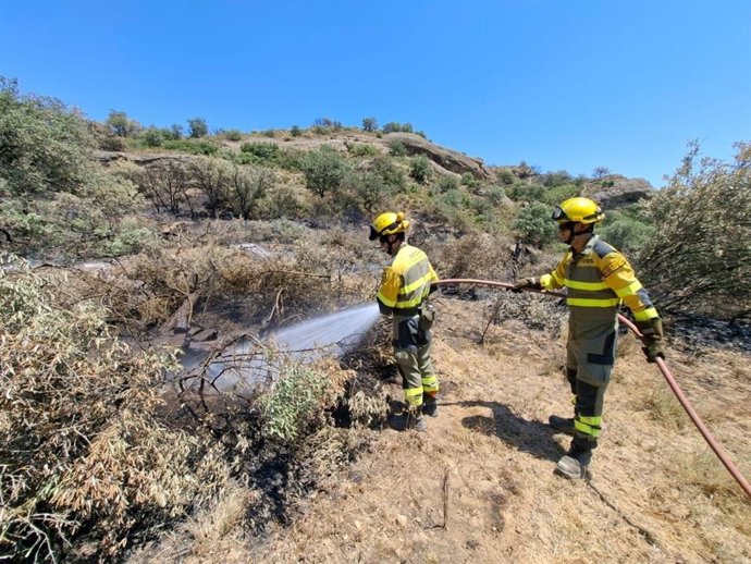 Archivo - El Infoar realiza labores de refresco en el incendio controlado de Tamarite de Litera (Huesca)
