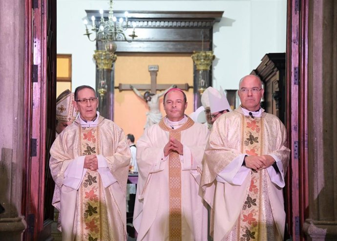 Archivo - El Obispo de Tenerife, Eloy Santiago (c), durante su toma de posesión en la Catedral de San Cristóbal de La Laguna, a 1 de mayo de 2025, en La Laguna, Santa Cruz de Tenerife, Canarias (España). 