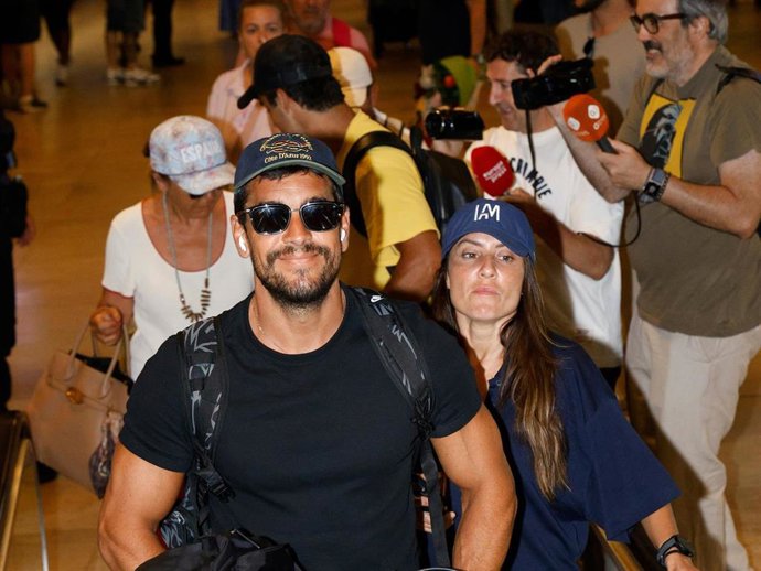 Archivo - Mario Casas junto a su familia en el aeropuerto de Madrid