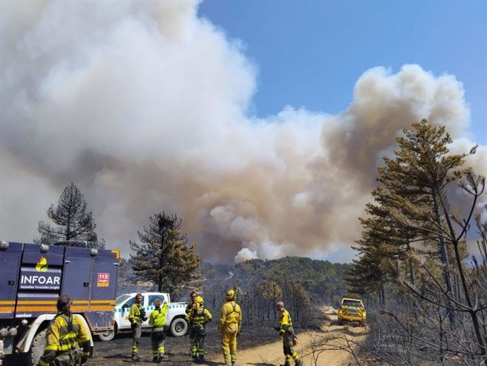 Operativo de Infoar en el incendio forestal de Las Peñas de Riglos (Huesca).