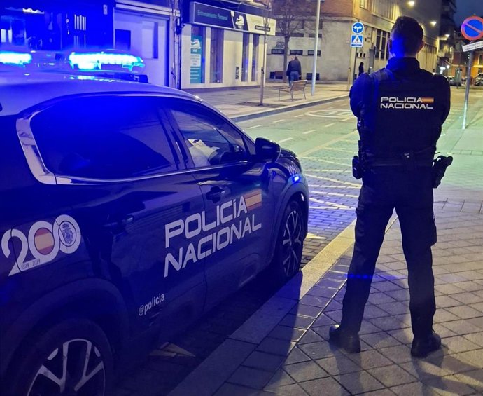 Archivo - Sucesos.- Detenido en Valladolid por desobediencia y persistir en tumbarse en la calzada e interrumpir el tráfico