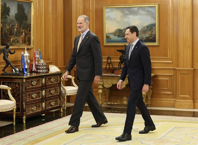 (i-d) El Rey Felipe VI recibe en audiencia al presidente de la Junta de Andalucía, Juan Manuel Moreno Bonilla, en el Palacio de La Zarzuela, a 21 de julio de 2026, en Madrid (España). 