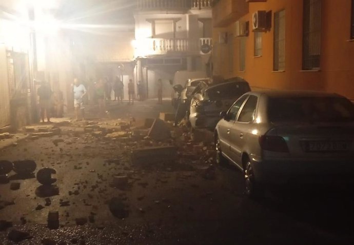 Vehículos afectados por los desprendimientos desde edificios en la ciudad de Armilla con motivo del terremoto de la madrugada del sábado 15 de agosto de 2026.