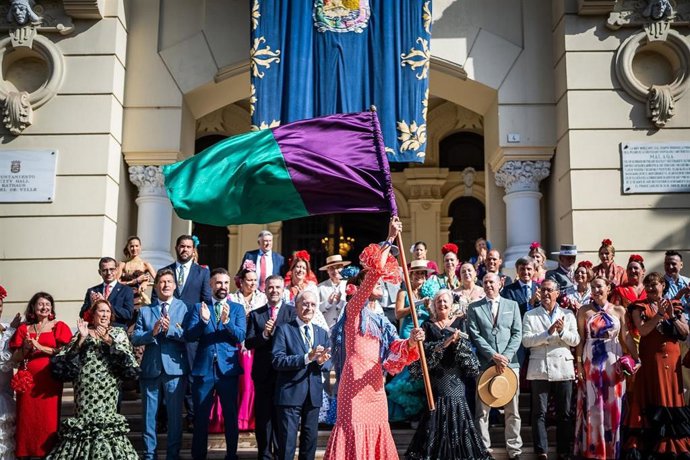 Málaga inaugura los actos de la Feria del centro con la tradicional romería hacia el Santuario de la Virgen de la Victoria, que este año ha tenido como abanderada a la actriz malagueña María Barranco