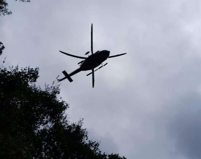 El helicóptero medicalizado durante la actuación de este sábado, en el entorno del Monte Candina