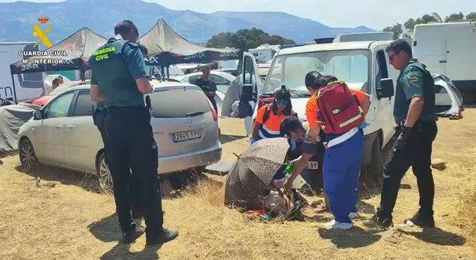 Agentes de la Guardia Civil desplegados en torno a la rave ilegal de La Granja (Cáceres).