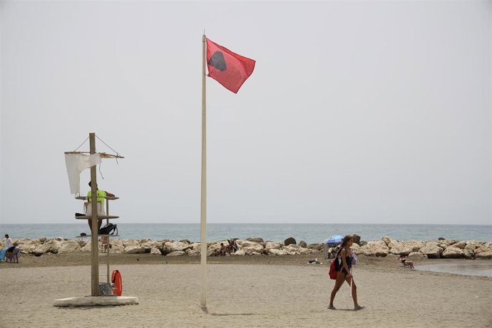 La bandera roja en una playa de Málaga en una imagen de archivo. 