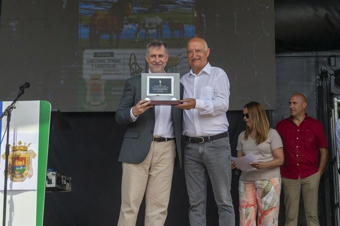 Luis Martínez Abad recibe el Premio a la Promoción de Campoo, en la Feria de Ganado de Nuestra Señora, en Espinilla (Hermandad de Campoo de Suso)