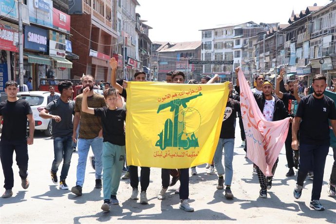 Archivo - Imagen de archivo de una manifestacion de apoyo a Hezbolá en Srinagar (India) 