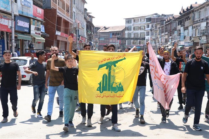 Archivo - Arquivo - 17 de agosto de 2021, Srinagar, Índia: Muçulmano xiita da Caxemira carregando uma faixa do Hezbollah durante a procissão religiosa em Srinagar em 17/08/2021.