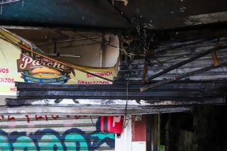 Viña del Mar 15 de Agosto de 2026  Un incendio en un local comercial de Av Valparaiso, dejo a 5 bomberos lesionados, luego de una explosión que se produjo producto del fuego en el local.  Manuel Lema/ Aton Chile
