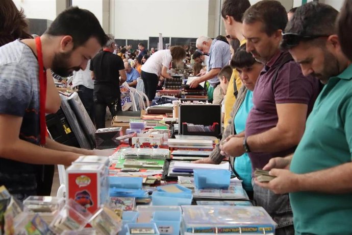 Archivo - Participantes en la I Feria Internacional de Coleccionismo Emerita Augusta celebrada en Mérida en 2025.