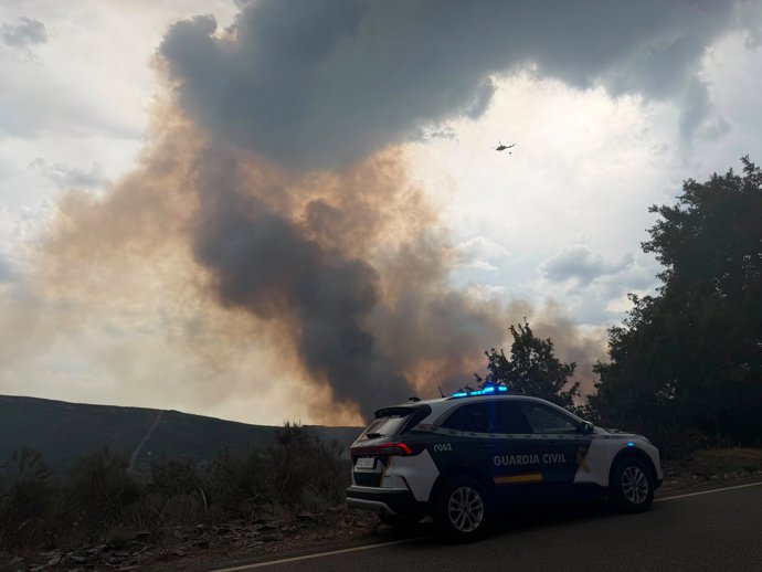Una patrulla de la Guardia Civil haciendo tareas de vigilancia en el incendio de La Tejera.