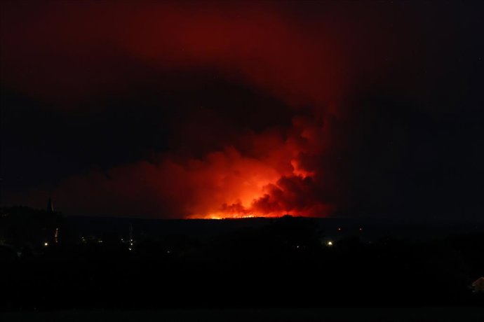 14 de agosto de 2026, Eupen, Bélgica: um incêndio assola a reserva natural de Hautes Fagnes (High Fens), na sexta-feira, 14 de agosto de 2026, em Kettenis, Eupen.