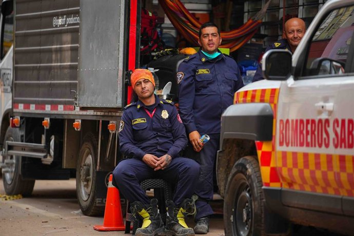 Bomberos descansan durante las labores de salvamento en el terremoto de Chocó (Colombia)