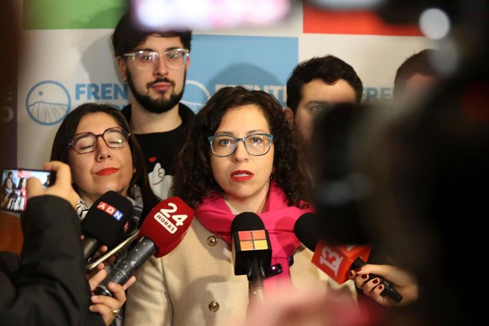 Santiago, 15 de Agosto del 2026  En el marco de las elecciones internas del Frente Amplio, las candidatas a presidir el partido, Constanza Martínez y Gael Yeomans, concurren a votar presencialmente en los stands habilitados para la militancia en la sede