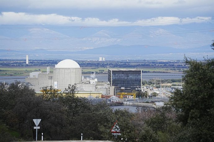 Archivo - Vista de la central nuclear de Almaraz, a 16 de febrero de 2026, en Navalmoral de la Mata, Cáceres, Extremadura (España). El Consejo de Seguridad Nuclear (CSN) prevé emitir a lo largo de este verano el informe preceptivo sobre la solicitud de mo