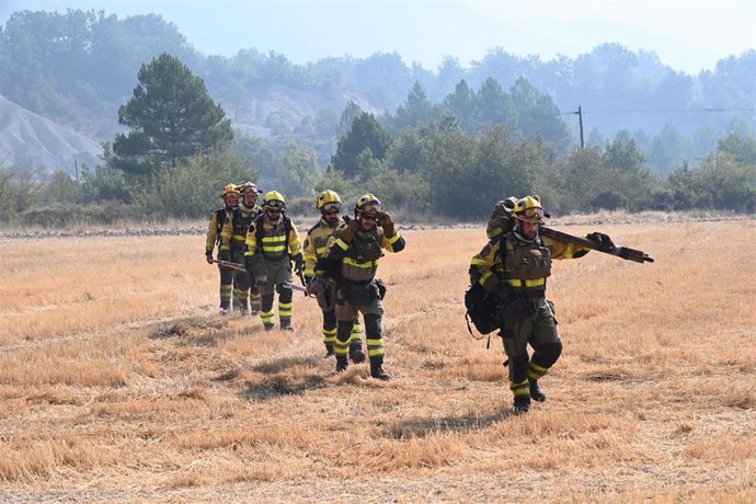 Bomberos trabajan en las labores de extinción de un incendio forestal, a 14 de agosto de 2026, en Las Peñas de Riglos, Hoya de Huesca, Huesca, Aragón (España). El incendio declarado a las 12.37 de este lunes en las Peñas de Riglos (Huesca) ha calcinado ya