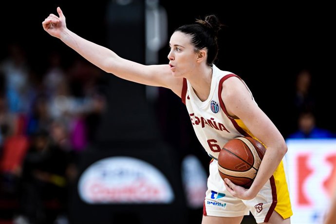 Archivo - June 29, 2025, Piraeus, Attiki, Greece: AINA AYUSO (6) of Spain in action at Peace and Friendship Arena in Piraeus , Greece during the Fiba Women Eurobasket 2025 game against Belgium  on 29 June of 2025