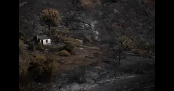 Sanz autoriza el regreso de otros 154 desalojados mientras continúa sin expandirse el incendio de Niebla (Huelva)